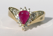 Золотое кольцо с натуральным рубином и бриллиантами.