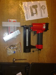 Продам,  АБСОЛЮТНО НОВЫЙ,  cтеплер пневматический под гвозди Intertool 