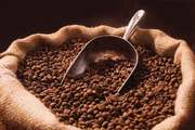густой ароматный кофе черный в зернах
