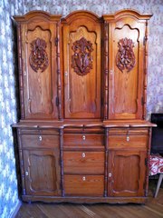 Cтаринный деревянный кухонный шкаф