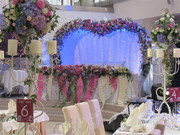 украшение зала цветами, прокат свадебной арки, свадебные букеты.