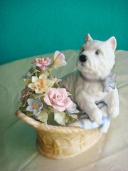 Продам статуэтку собачка в корзине с цветами, фарфор