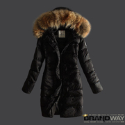 Женское пуховое пальто с капюшоном Moncler