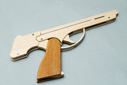 Деревянный пистолет-резинкострел