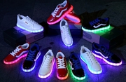 Продажа кроссовок со светящейся подошвой от прямого поставщика.