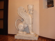 скульптура человеко-птица-лев